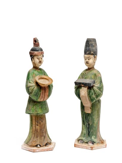 null Chine, période Ming 
Deux sujets en terre cuite et émaux sancai (trois couleurs),...