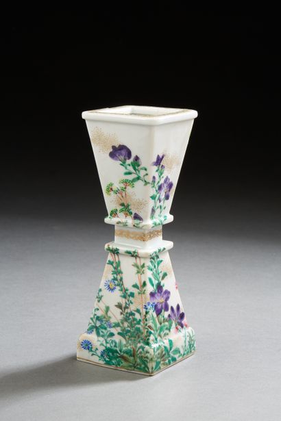 null Japon, XXe siècle, 
Vase gu en porcelaine et émaux polychromes à décor d’iris....