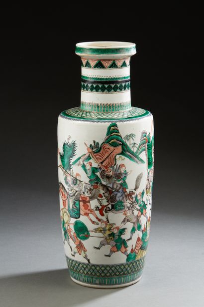 null Chine, fin XIXe siècle, 
Vase rouleau en porcelaine et émaux de style famille...