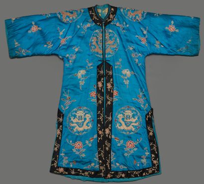 null Indochine, vers 1920
Robe d’intérieur en soie et lin brodé, à décor de dragons,...