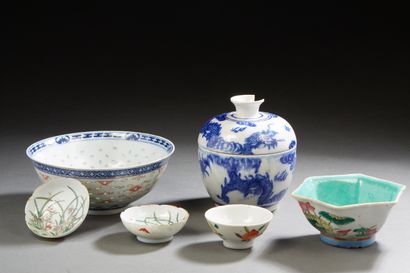 null Chine, vers 1880 et travail moderne, 
Lot comprenant six porcelaines, dont une...