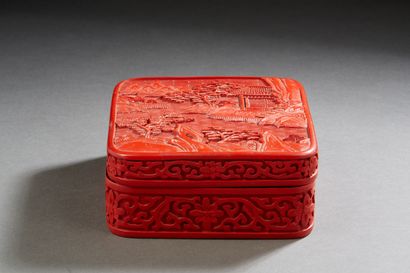 null Chine, travail moderne
Boîte en résine rouge à décor moulé d’un paysage lacustre...