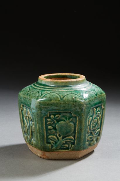 null Chine, XVIIe siècle
Pot hexagonal en grès émaillé vert, à décor de fleurs et...