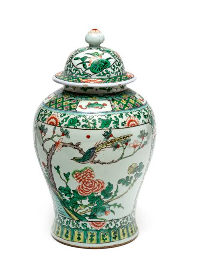 null Chine, début XXe siècle, 
Potiche couverte en porcelaine et émaux de style famille...
