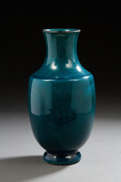 null Chine, XXe siècle
Vase en porcelaine à glaçure monochrome bleu-vert