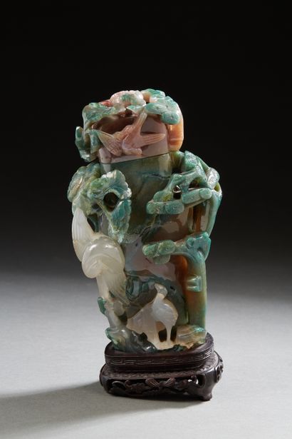 null Chine XXe siècle,
Vase couvert en agate verte, beige et ocre sculpté en haut...