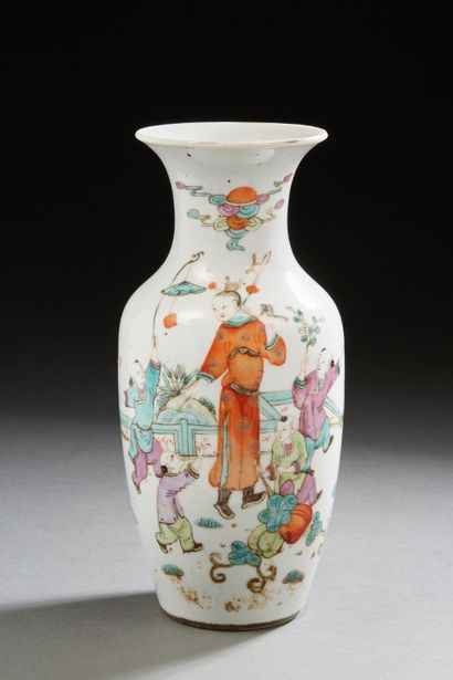 null Chine, époque Tongzhi (1861-1875) 
Vase balustre en porcelaine et émaux de la...