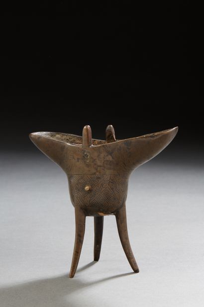null Chine, XVIIIe siècle
Petit vase Jue en bronze de patine claire, à décor de motifs...