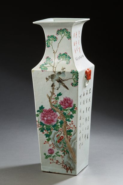 null Chine, vers 1900
Vase balustre quadrangulaire en porcelaine et émaux de style...