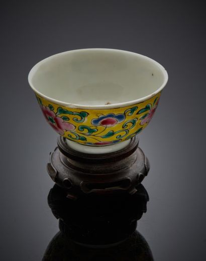 null CHINE XIXe siècle
Sorbet en porcelaine décoré en émaux polychrome sur fond jaune....