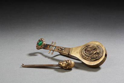 null Chine, début XXe siècle, 
Cadenas reprenant la forme d’un instrument à cordes,...