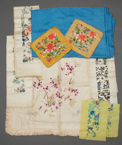 null Chine, fin XIXe siècle
Lot de textiles, comprenant 5 petits bandeaux sur fond...