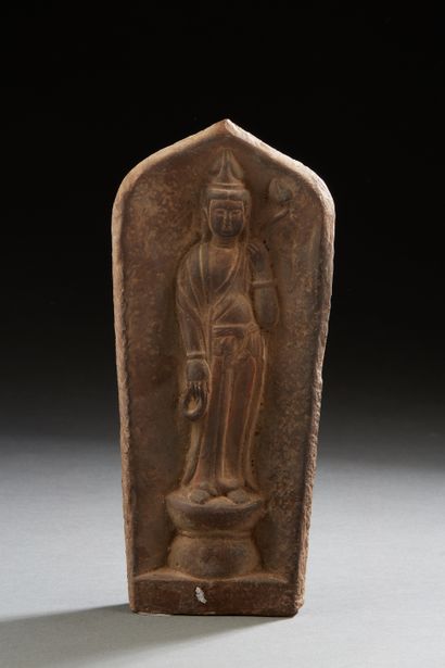 null Japon, XXe siècle
Statuette en terre cuite, représentant la déesse Kannon tenant...