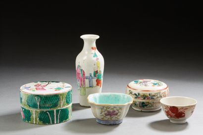 null Chine, fin XIXe siècle
Lot de porcelaine et émaux de la famille rose comprenant,...