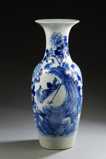 null Chine, vers 1920
Grand vase balustre en porcelaine bleu blanc, à décor d’un...