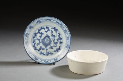 null Chine, XVIIIe siècle et fin XIXe siècle
Deux coupes en porcelaine, l’une en...