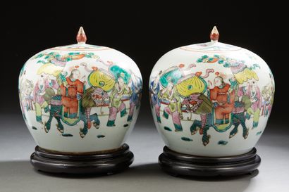 null Chine, vers 1900
Paire de pots à gingembre couverts, à décor polychrome d’une...