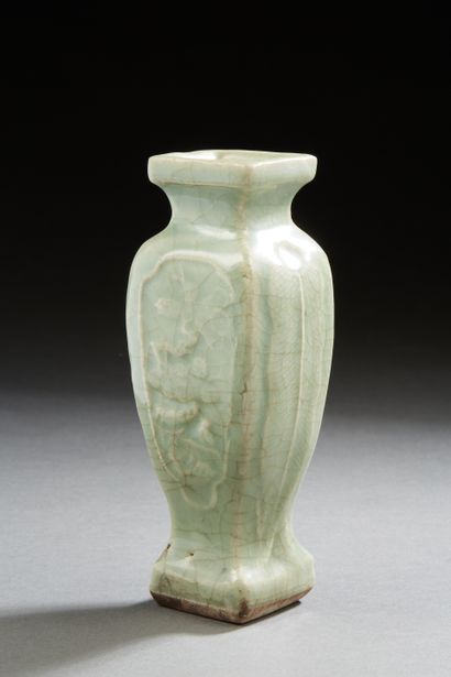 null Chine, Epoque Ming
Lot comprenant un vase quadrangulaire à panse galbée en porcelaine...