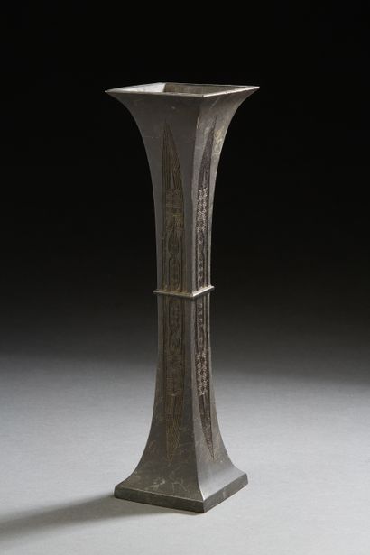 null Japon, XXe siècle, 
Vase gu quadrangulaire en namari (plomb) à décor incisé...