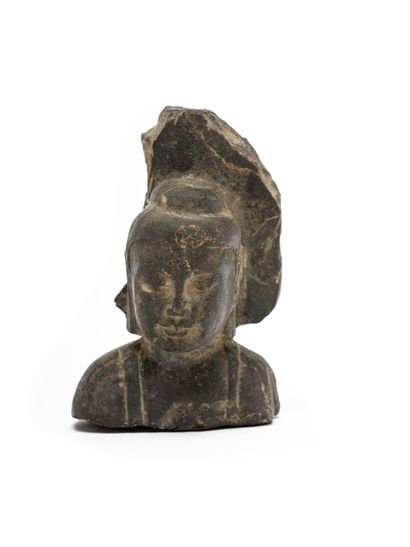 null Chine, Vie-VIIe siècle
Fragment de stèle en chlorite, représentant un buste...