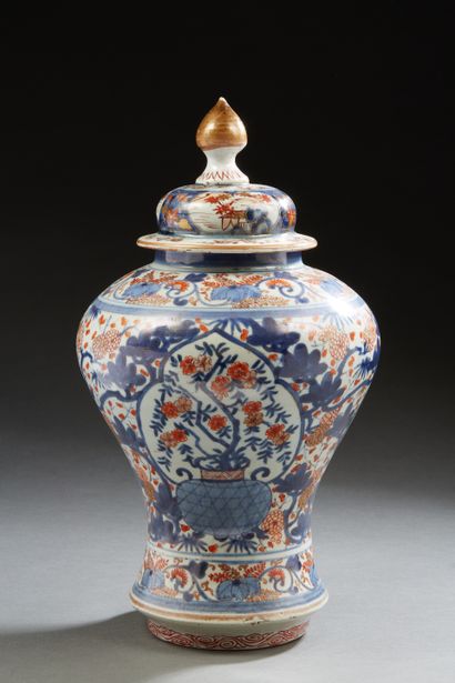 null Japon, fin de la période Edo, 
Potiche couverte à panse élargie en porcelaine...