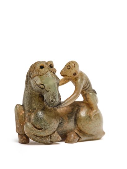 null Chine, XIXe siècle
Pendentif en jade céladon, représentant un singe assis sur...