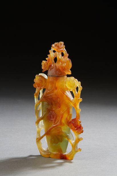 null Chine, XXe siècle,
Petit vase couvert en serpentine bicolore sculpté de branchages...