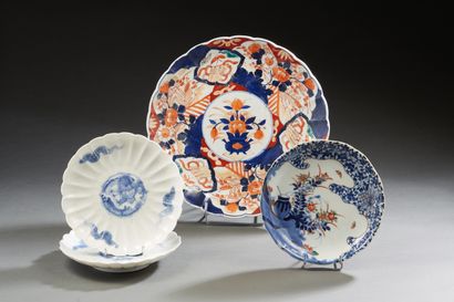 null Japon, période Meiji 
Lot de trois coupes en porcelaine d’Imari et Hirado (deux...