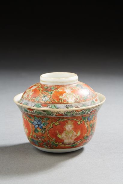 null Chine pour la Thaïlande, XIXe siècle 
Coupe couverte à bord évasé, en porcelaine...