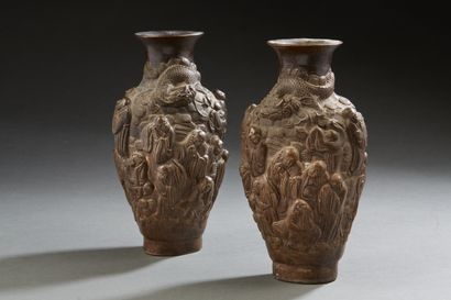 null Chine XIXe siècle, 
Paire de vases de forme balustre, en terre cuite à l’imitation...