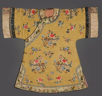 null Chine, XIXe siècle, 
Robe d’été de femme, en soie jaune doublée de soie rose...