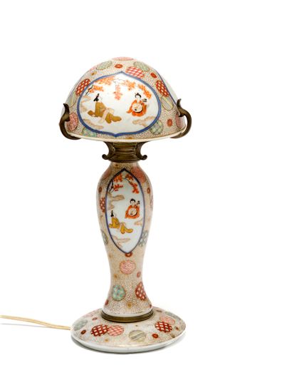 null Japon, période Meiji (1868-1912)
Lampe en porcelaine en deux parties, à décor...