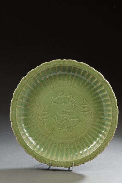 null Chine, XXe siècle
Plat polylobé en porcelaine à glaçure céladon, à décor incisé...