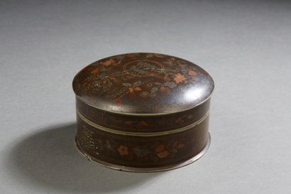 null Vietnam, circa 1920
Circular covered copper box, with silver and red copper...