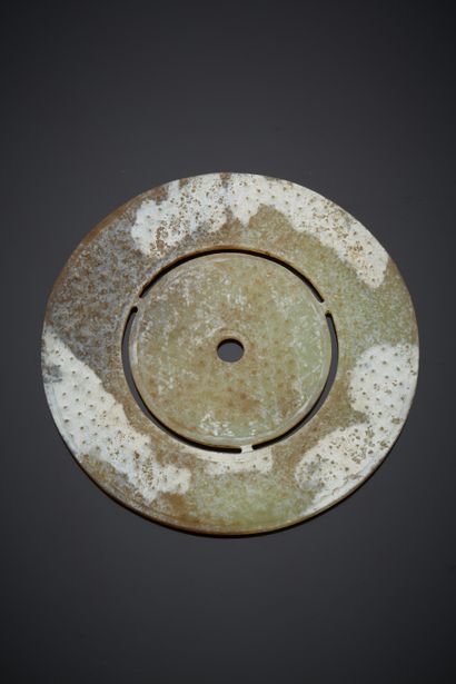 null Chine, XXe siècle
Double disque Bi en serpentine céladon, à décor de boutons....