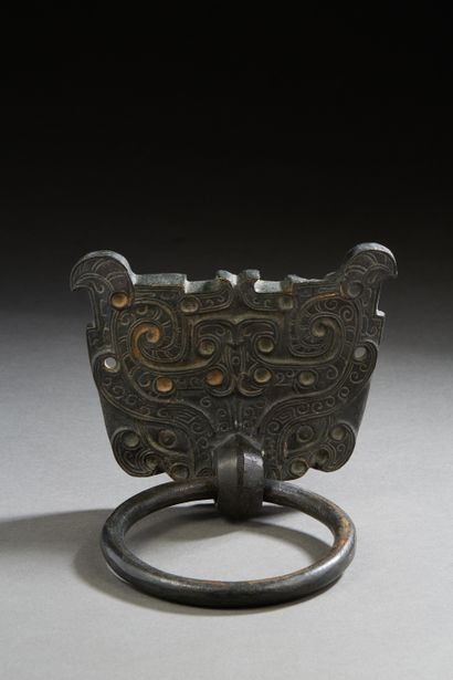 null Chine, XVIIIe-XIXe siècle
Applique en bronze représentant un masque de taotie...