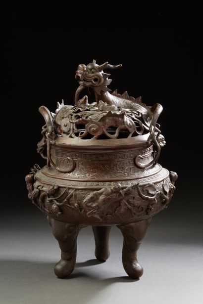 null Chine XIXe siècle,
Important brûle parfum tripode en bronze, à décor en demi-relief...