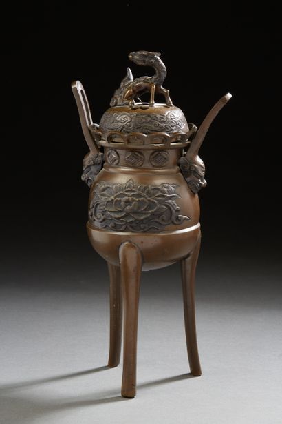null Japon, période Meiji (1868-1912)
Brûle-parfum tripode en bronze de patine médaille,...