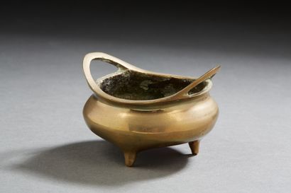 null Chine, fin XIXe siècle 
Petit brûle-parfums tripode, en bronze de patine doré,...