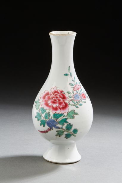 null Chine, époque Jiaqing (1796-1820)
Vase piriforme sur piédouche en porcelaine...
