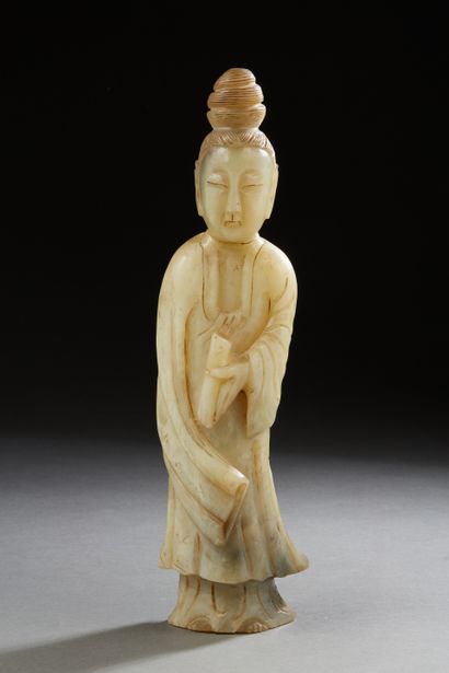 null Chine, XXe siècle
Statuette serpentine céladonnée, représentant la déesse Guanyin...
