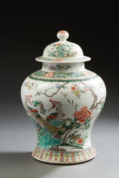 null Chine, vers 1900
Potiche balustre couverte en porcelaine et émaux de style famille...