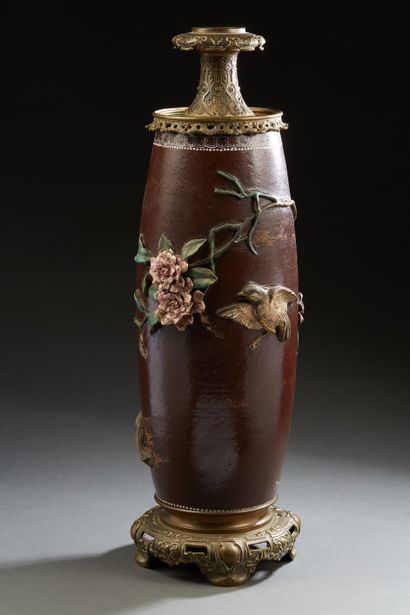 null Japon, vers 1900
Vase oblong en grès émaillé brun à décor floral polychrome...