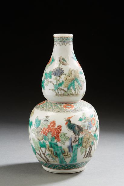 null Chine, XXe siècle, 
Vase double gourde en porcelaine et émaux de style famille...