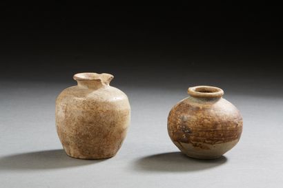 null Asie du sud-est
Deux petits pots à onguent en céramique.
H. : 7 cm
(acciden...