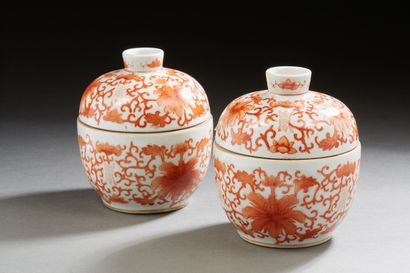 null Chine, fin XIXe siècle
Paire de pots couverts en porcelaine et émail corail,...