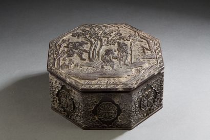null CHINE, fin XIXe siècle
Boite octogonale en bois sculpté à décor d'une scène...