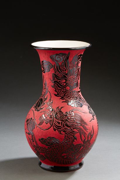 null Vietnam, début XXe siècle
Vase balustre en faïence de Bien Hoa, finement décoré...