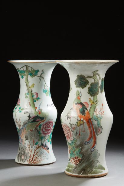 null Chine, vers 1900, 
Deux vases de forme « yenyen » en porcelaine blanche, à décor...