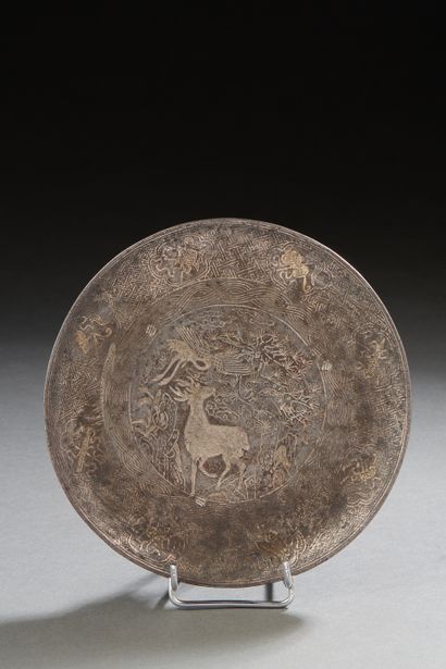 null Chine, époque Qing, 
Coupe tripode en fer à décor en argent appliqué d’un daim...